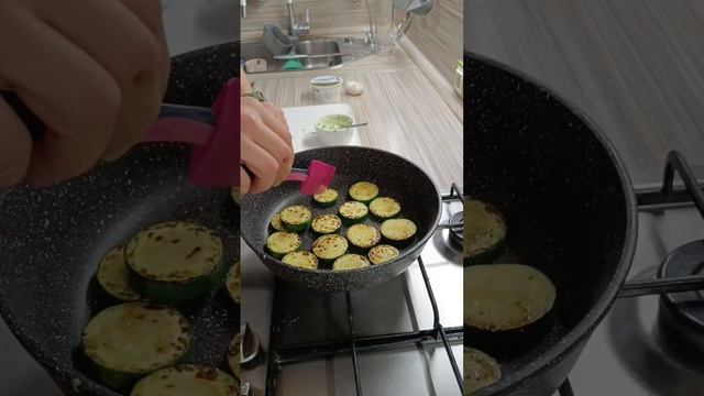 Сытный завтрак глазунья с креветками том-ям и закуской из кабачков на 400 калорий и 50 грамм белка