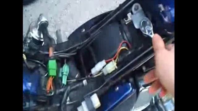 How to remove the fuel tank from a Suzuki Boulevard S40 Motorcycle смотреть онлайн