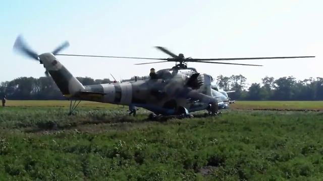 Полеты низко над землей Ми-24 и Ми-8. смотреть онлайн