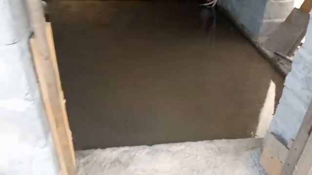 Стяжка пола по грунту часть 4.Аттракцион резиновый сапог! смотреть онлайн