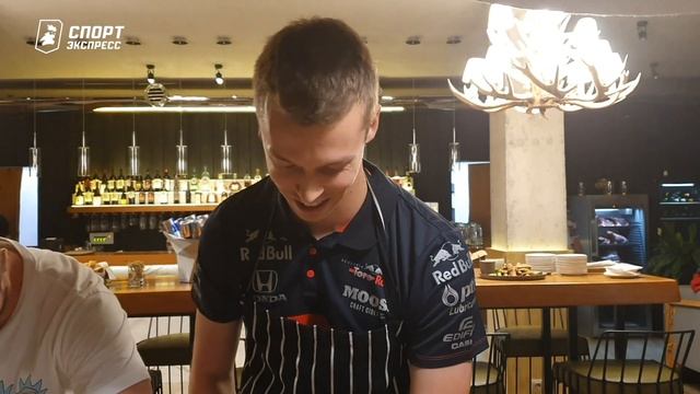 Даниил Квят - топовый повар! Уникальные кадры смотреть онлайн