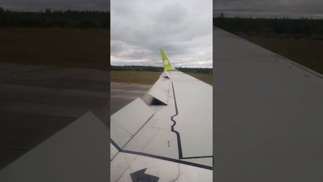 Самолёт сбрасывает топливо при посадке. Сильный боковой ветер смотреть онлайн