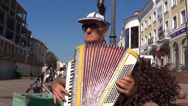 СОВЕТСКАЯ музыка на аккордеоне звучит на улице в Бресте NOSTALGI!!!
