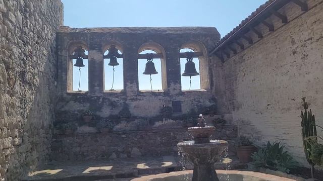 Walking tour of historic Mission San Juan Capistrano in Orange County California USA смотреть онлайн