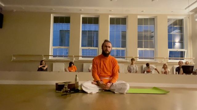 Важность духовной компании в практике йоги. Дада Индраджит смотреть онлайн