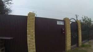 забор из профлиста с кирпичными столбами