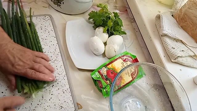 Всех поздравляю С Днём Святой Троицы!/ Готовлю салат с малосольными листьями салата./?????⬛? смотреть онлайн