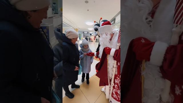 #семья #дети #приколы #конфеты #подарки #обзор #новыйгод #2023 #новогодниеподарки #christmas смотреть онлайн