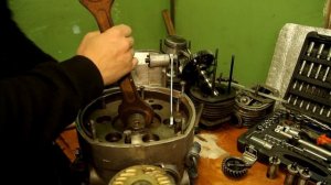 мотобудни / мотоцикл Урал / пытаюсь разобрать двигатель)