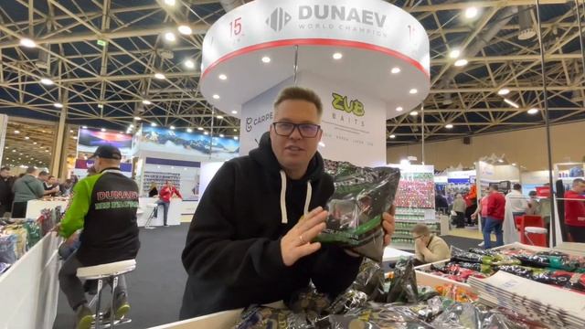 САМЫЙ БЫСТРЫЙ ОБЗОР РЫБОЛОВНОЙ ВЫСТАВКИ ОТ МАРКА ФАДЕЕВА. Новые прикормки DUNAEV-FADEEV. смотреть онлайн