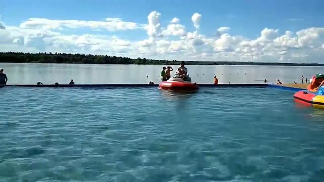 Катаемся на водных плюшках смотреть онлайн