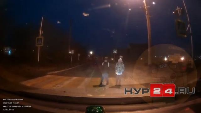 В Аксарке школьники поблагодарили поклоном водителя, пропустившего их на пешеходном переходе. смотреть онлайн