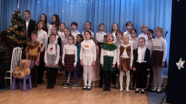 Новогодний праздник. 1 и 2 классы. Поёт сводный школьный хор (2014-15) смотреть онлайн