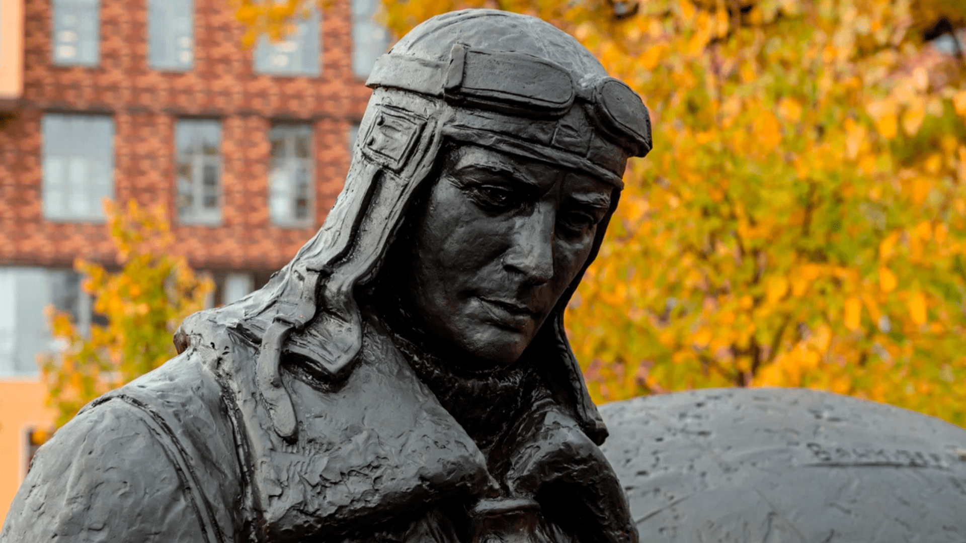 Министр выступил на открытии памятника Герою Советского Союза, летчику Александру Белякову в МФТИ смотреть онлайн