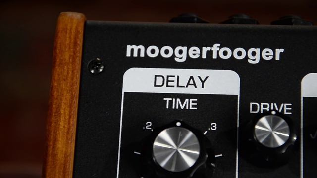 Moog MF-Delay vs MF-104M | Reverb Video Demo смотреть онлайн