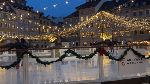 Каток в центре Варшавы вечером в будний день смотреть онлайн