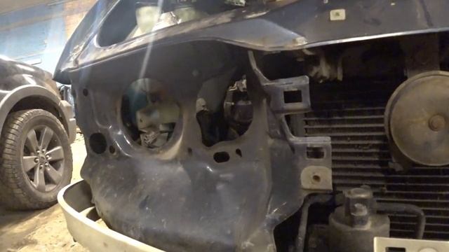 Замена фар и мест их крепления Тойота Превия 1991 год смотреть онлайн