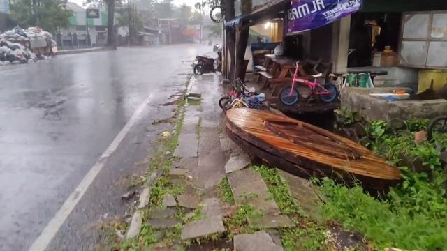 WALKING IN THE SUPER HEAVY RAIN WIND RAIN STORM AND THUNDER. THE HIGHWAYS ARE FILLED WITH RAIN WATE смотреть онлайн