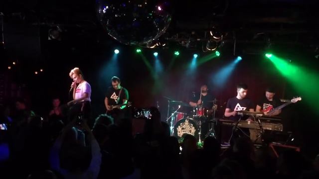 Алиса Вокс в клубе.