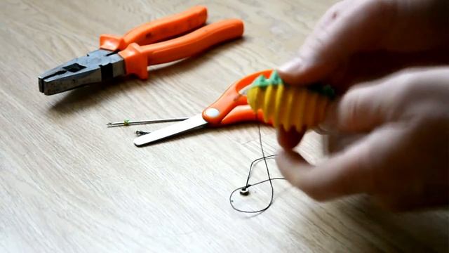 Как сделать котёнку лучшую игрушку. Развлечения для котят... смотреть онлайн