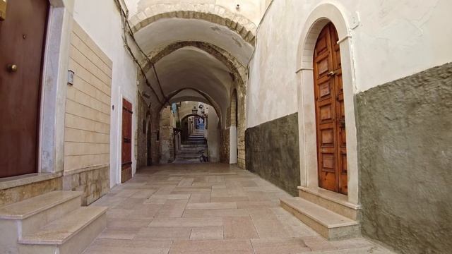 Vieste (Puglia), Italy【Walking Tour】History in Subtitles - 4K смотреть онлайн