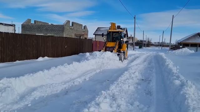 Елаз 880 (Elaz 880) чистит снег