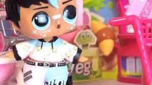 СБЕЖАЛИ ИЗ КОЛЯСКИ В МАГАЗИНЕ??? Цветочек и Гай семейка ЛОЛ СЮРПРИЗ смешные куклы мультики Даринелк