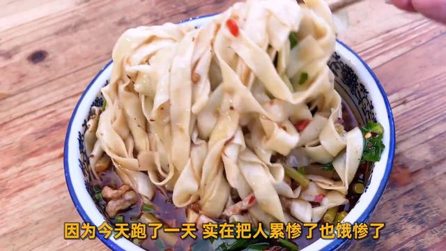 【超小厨】霸气全款提车，鸡杂面笋子牛肉面，搓一顿庆祝一下，吃完饭兜风安逸！ смотреть онлайн