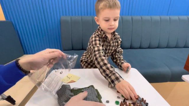 Развиваем мелкую моторику и технический склад ума. ЧЕРЕЗ НЕЛЕГО! Макар собрал пиратский остров. смотреть онлайн