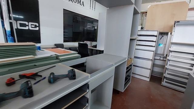 Кухни в Израиле на заказ 054-4499757. Кухня из фанеры, фасады под бетон светло-серого цвета. смотреть онлайн