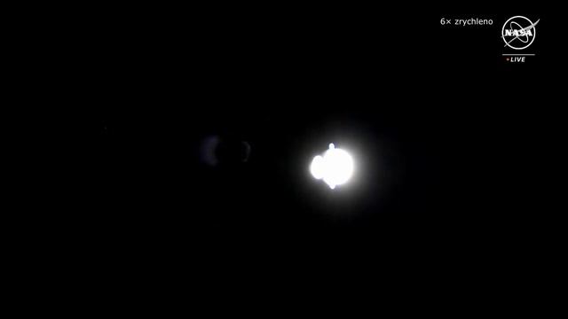 Nezvyklý odklad startu lodi Sojuz, přílet nákladního Dragonu a test indického miniraketoplánu смотреть онлайн