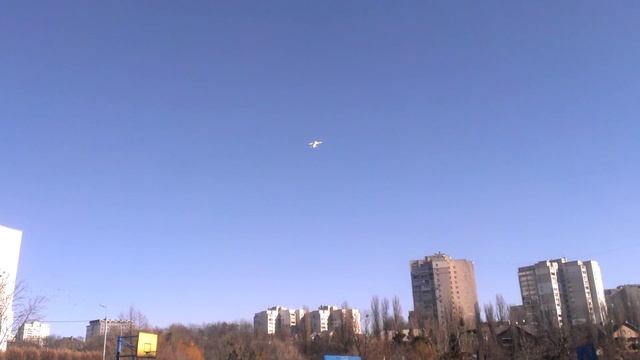 Зальник - плосколёт зимой на стадионе. Авиамодель из потолочки крутит высший пилотаж! смотреть онлайн