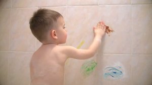 Мальчик Рома весело купается в ванне с пеной. Играем в щенячий патруль. Play Paw patrol in bathroom