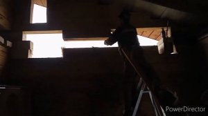 ЗАМЕНА СГНИВШИХ ВЕРХНИХ ВЕНЦОВ И ПОТОЛКА НЕ РАЗБИРАЯ КРЫШУ. Устранили глобальные ошибки строителей.