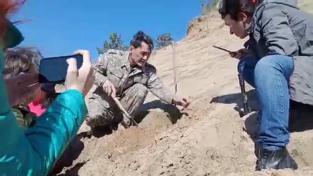 Кости мамонта и древний керамический сосуд обнаружили краеведы Семея