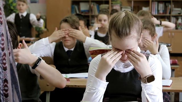 Один день из жизни 4 "В", урок "Русский язык" смотреть онлайн