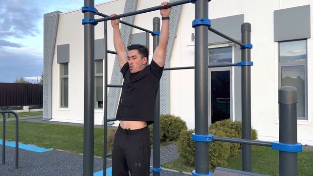 МЕСЯЦ ОТЖИМАНИЙ НА БРУСЬЯХ И ПОДТЯГИВАНИЙ НА ТУРНИКЕ. 30 днейchallenge смотреть онлайн