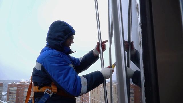 Как поменять стеклопакеты на 12-м этаже весом 100 кг? смотреть онлайн