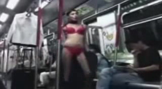 Переоделась в метро смотреть онлайн