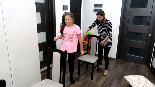 СЮРПРИЗЫ под СТУЛОМ! ИГРА Найди СЮРПРИЗ! Кто ВЫИГРАЕТ ? смотреть онлайн
