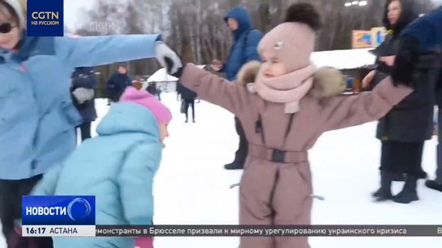 Россияне блинами и народными гуляниями проводили Масленицу смотреть онлайн