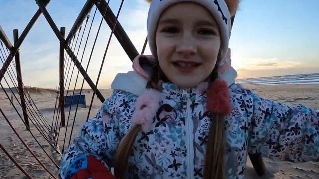 Моя дочка блогер: ПЛЯЖ НА ЗАКАТЕ ЗИМОЙ / Вентспилс, Латвия смотреть онлайн