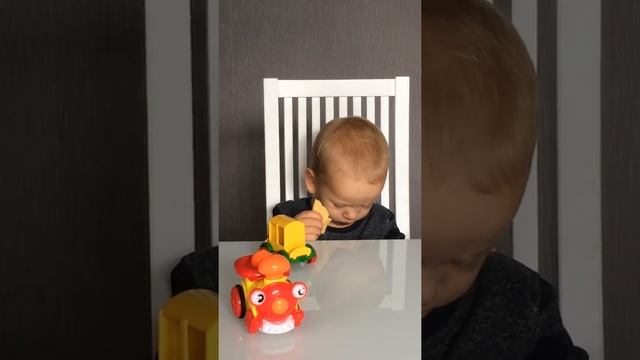 Очень внимательно кушаем сыр ? смотреть онлайн