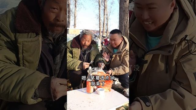 山东大集72岁爷爷，早晨啃煎饼卖菜，生命不息，奋斗不止#葱哥吃了没 #山东大集 #瓜干酒 #人间烟火最抚人心 #72岁卖菜爷爷