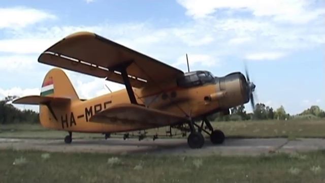 Antonov An-2 - engine start (awesome sound!) смотреть онлайн