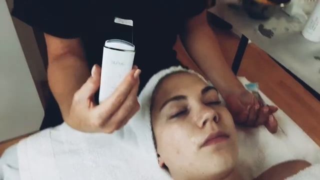 Facial Tutorial How to use an Ultrasonic Skin Scrubber смотреть онлайн