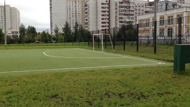 Ричик играет с Тобби (кавалер спаниель/вест терьер) смотреть онлайн