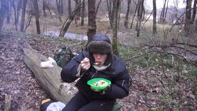 Он разбил телефон! Сбор грибов в ноябре и готовка в лесу вкусного блюда на костре смотреть онлайн