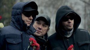 ХБ - С Гариком и Тимуром фотографируются на кладбище