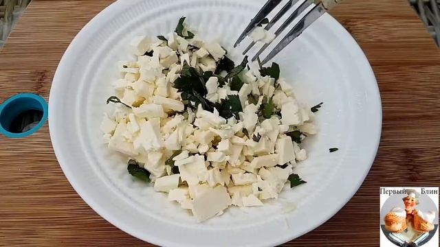 Сначала кусочек фольги в куриное филе, начинку, яйцо - смотрите что получилось! Вкусно! смотреть онлайн